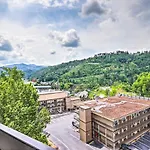 Walkable Downtown Gatlinburg Condo With Pool Access