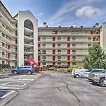 Walkable Downtown Gatlinburg Condo With Pool Access