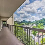 Walkable Downtown Gatlinburg Condo With Pool Access
