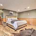 Upscale Gatlinburg Cabin Deck, Fire Pit And Hot Tub