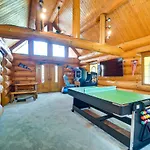 Lovely Gatlinburg Cabin With Private Hot Tub!