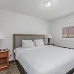 Crossroads Inn & Suites