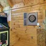 Gatlinburg Family Cabin With Private Hot Tub And Deck!