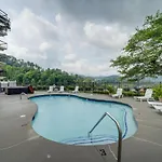 Stylish Gatlinburg Condo With Pool Walk Downtown!