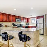 Newly-Renovated Condo With Mtn Views - Walk To Dtwn!