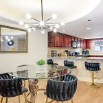Newly-Renovated Condo With Mtn Views - Walk To Dtwn!