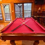 Spacious Resort Log Cabin, Easy Drive, Hot Tub, Arcade Gameroom, Mountain Vibe
