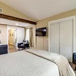Updated Cobbly Nob Resort Home With Hot Tub!