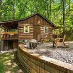 Boozy Bear Bungalow Romantic Cabin 5 Mins 2 Downtown With Hot Tub And Fire Pit