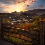 Moonshine Chalet, Hot Tub, Pool Access, Wifi, 1089 Free Tickets Each Paid Day, Dollywood And More