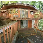 Secluded, Gatlinburg Treehouse!