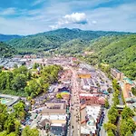 Downtown Gatlinburg Prime Location Walk Everywhere In Gatlinburg3Bed3Bath Sleeps 8