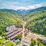 Downtown Gatlinburg Prime Location Walk Everywhere In Gatlinburg3Bed3Bath Sleeps 8