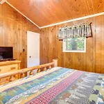 Cozy Gatlinburg Cabin With Hot Tub And Mountain Views!