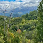New Luxury Lodge - Gatlinburg - Mountain View!