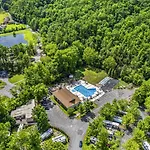 Waterside Wanderer- Water View- Hot Tub- Mini Golf- Pet Friendly