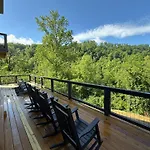 Sunscape Villa - Luxury Gatlinburg Cabin With Hot Tub, Game Room & Breathtaking City Views