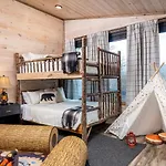 Luxury Gatlinburg Cabin, Heated Pool, Theater, Hot Tub