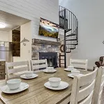 Gatlinburg Mountain Townhome With Pool Access!