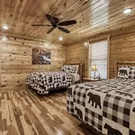 Cozy Log Cabin, Hot Tub, Pool Table, Pool Access