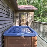 Gatlinburg Home With Hot Tub About 4 Mi To Town!