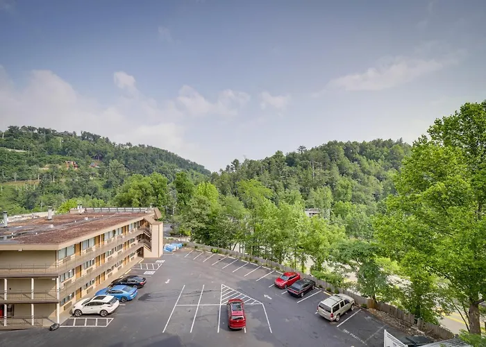 Stylish Gatlinburg Condo With Pool Walk Downtown!
