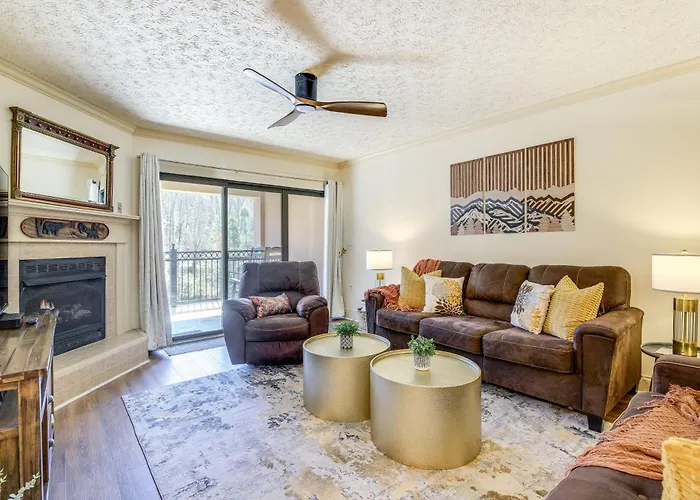Newly-Renovated Condo With Mtn Views - Walk To Dtwn!