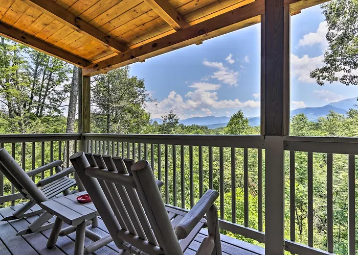 Gatlinburg Cabin With Pool Table And Hot Tub!