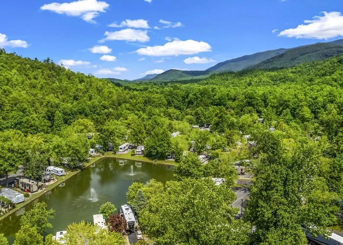 Water Edge Glamping Resort- Fishing Pond, Fire Pit, Swimming Pools, Mini Golf