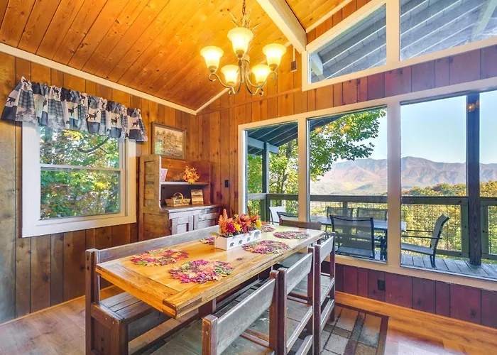 Cozy Gatlinburg Cabin With Hot Tub And Mountain Views!