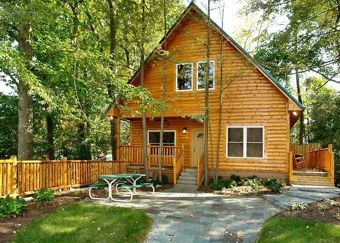 Black Bear Hideaway Cabin - Two Bedroom Holiday Home