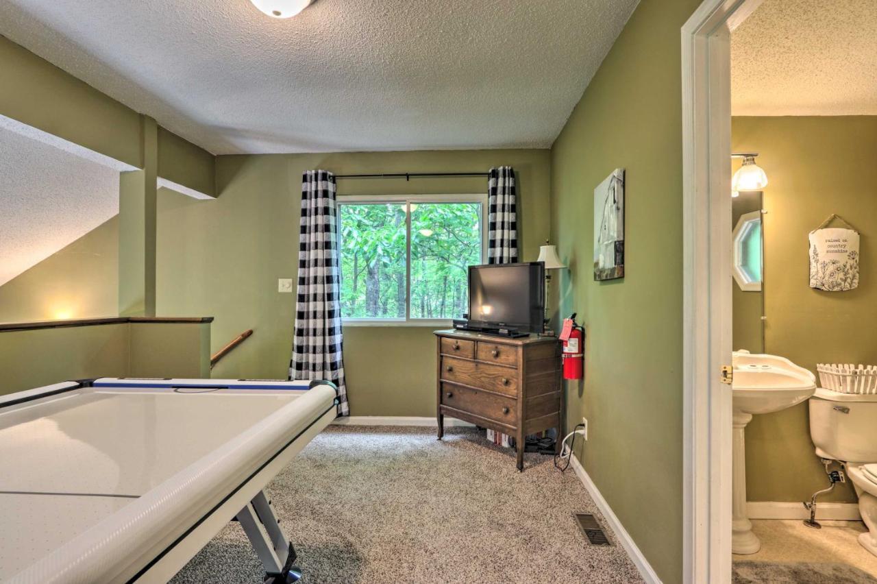 Cozy Hideaway With Hot Tub And Air Hockey