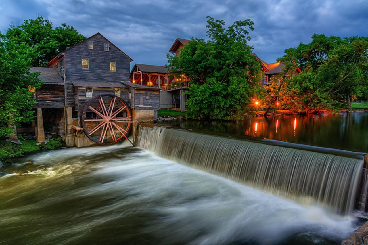 Four Bears Den, Hot Tub, 1089 Of Free Attraction Tickets For Each Paid Day, Dollywood And