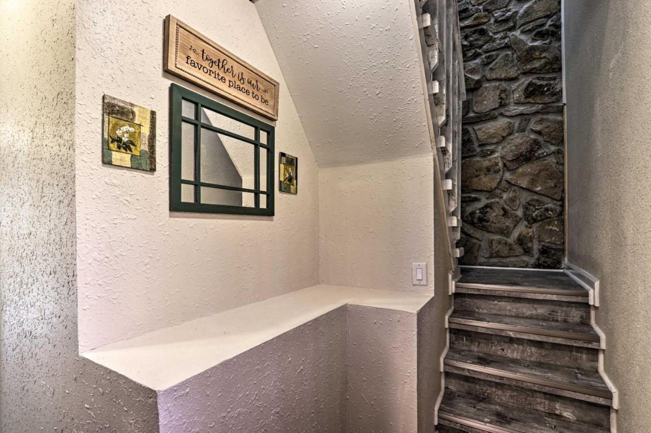 Updated Cobbly Nob With Hot Tub! Holiday home Gatlinburg