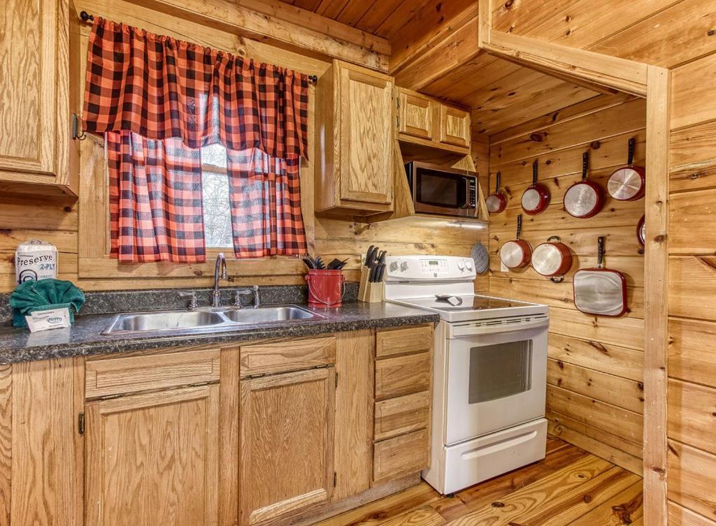 Holiday home Bucky's Bungalow, Hot Tub, 1089 Of Free Attraction Tickets For Each Paid Day, Dollywood And More! Gatlinburg