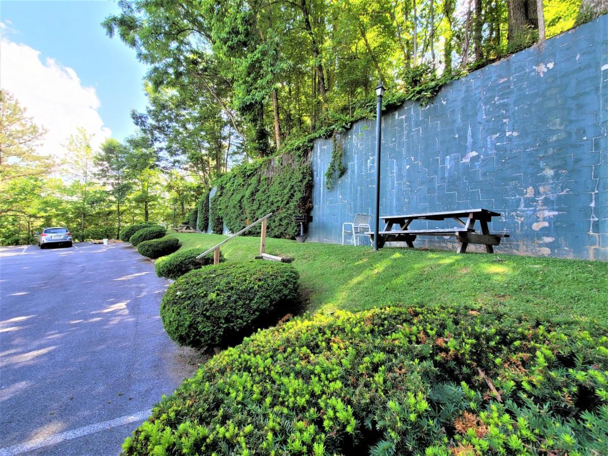 Main Level Ski Mountain Resort, 10 Min To Downtown Gatlinburg, Pool, King Bed, Private Balcony, Lowest Prices Of The Season Apartment