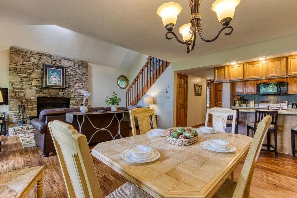 Serenity Heights, Amazing Views, Hot Tub Pool Access, 1089 Free Tickets Each Paid Day, Dollywood
