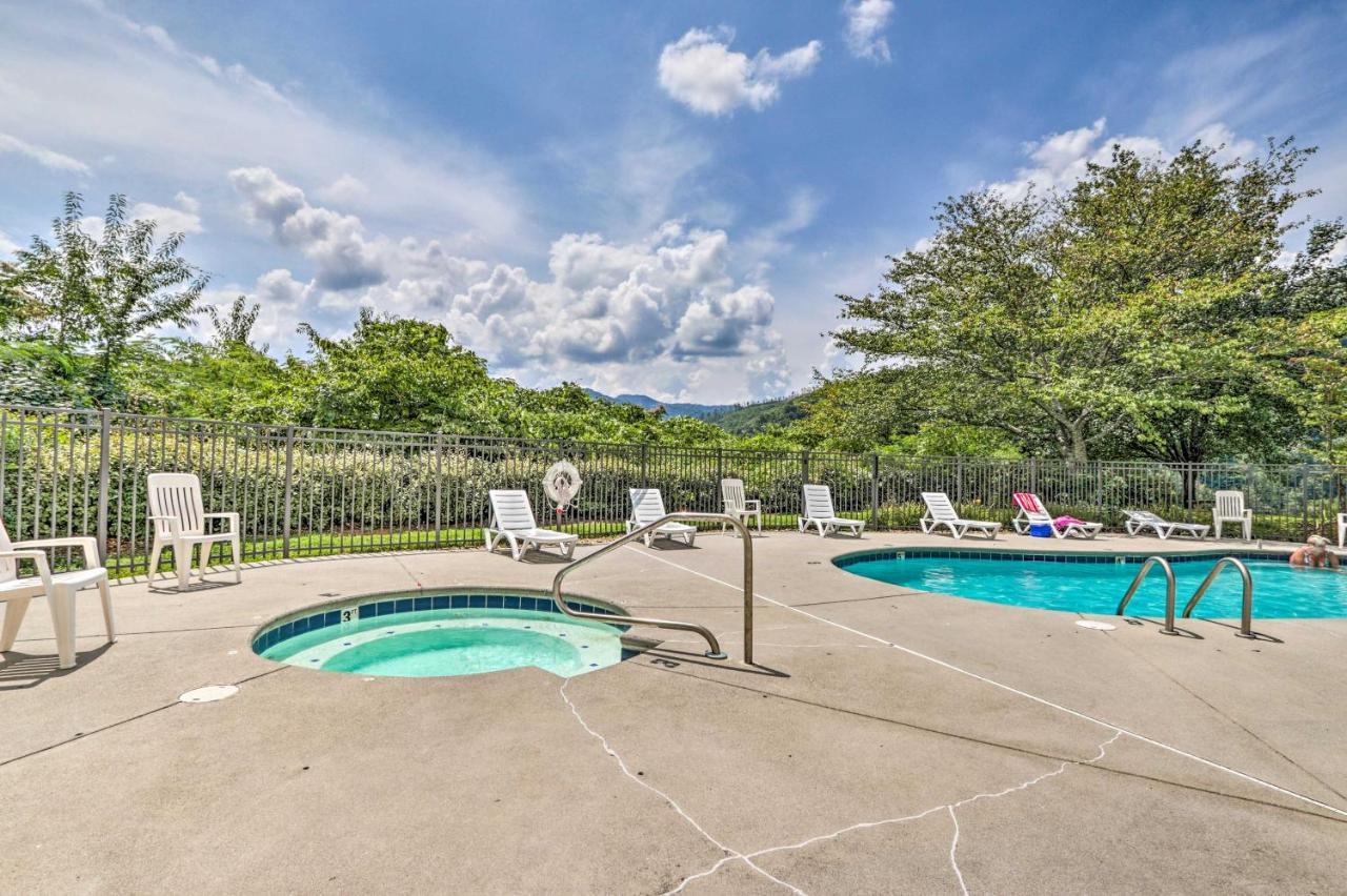 Walkable Downtown With Pool Access Apartment Gatlinburg