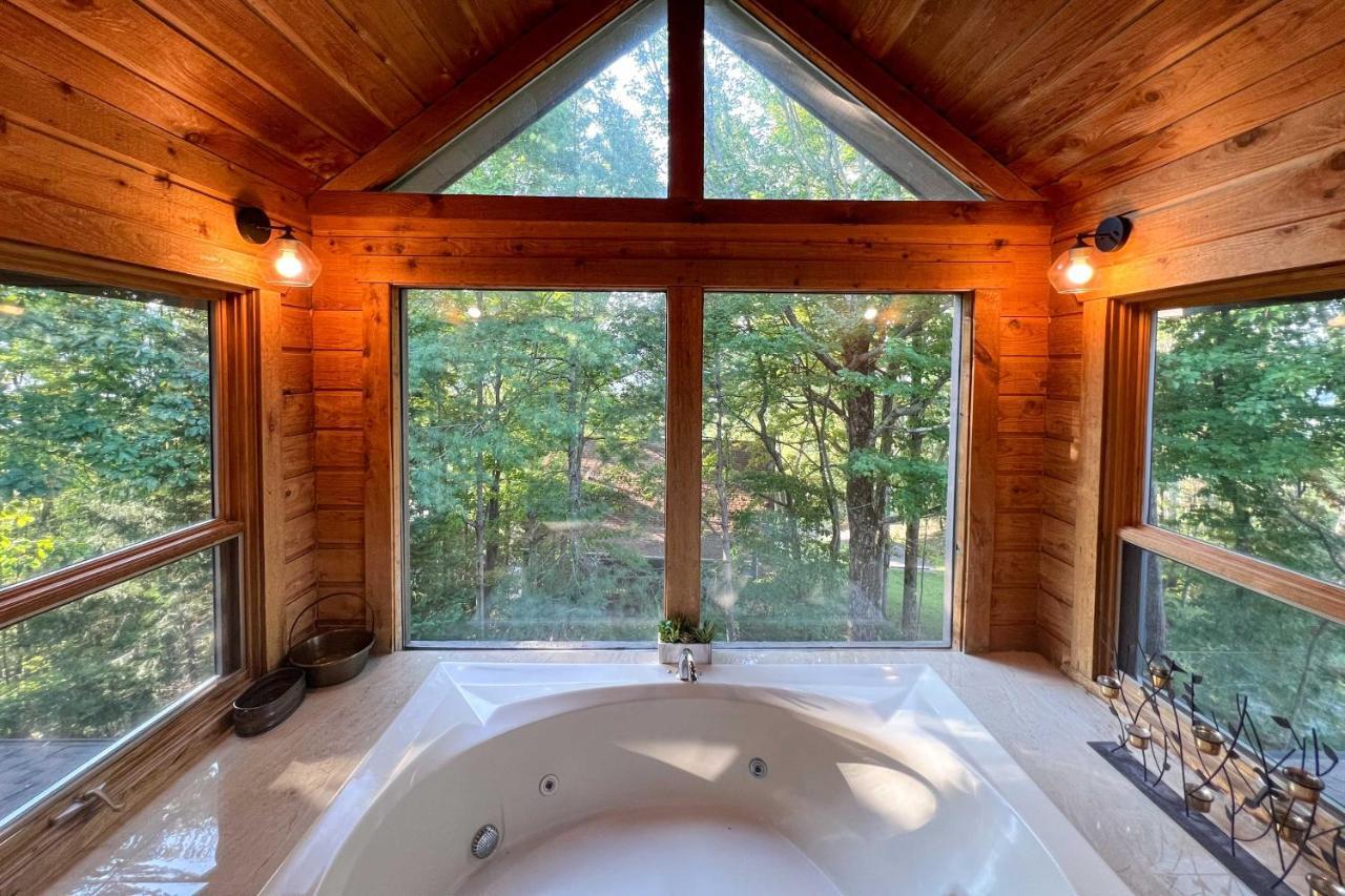 Holiday home Upscale Deck, Fire Pit And Hot Tub