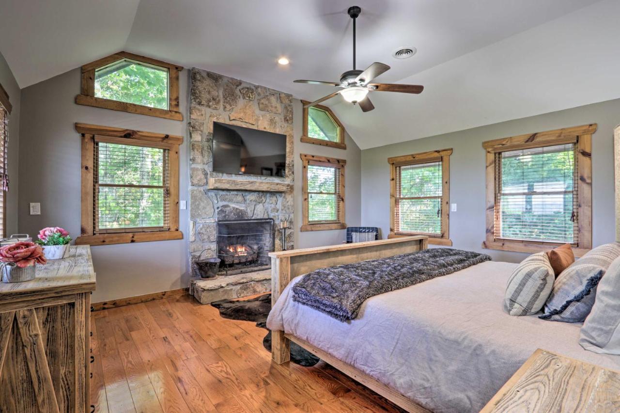 Holiday home Upscale Deck, Fire Pit And Hot Tub