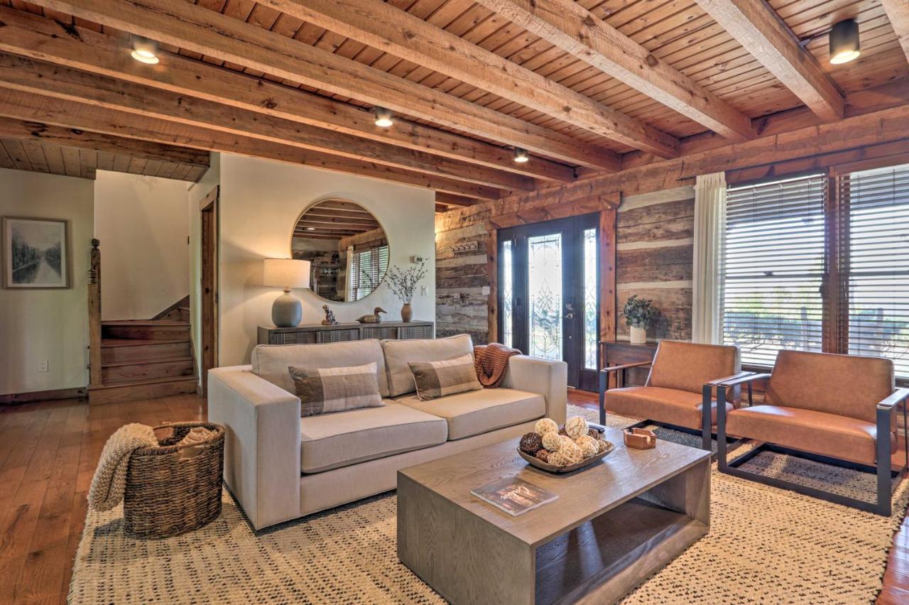 Upscale Deck, Fire Pit And Hot Tub