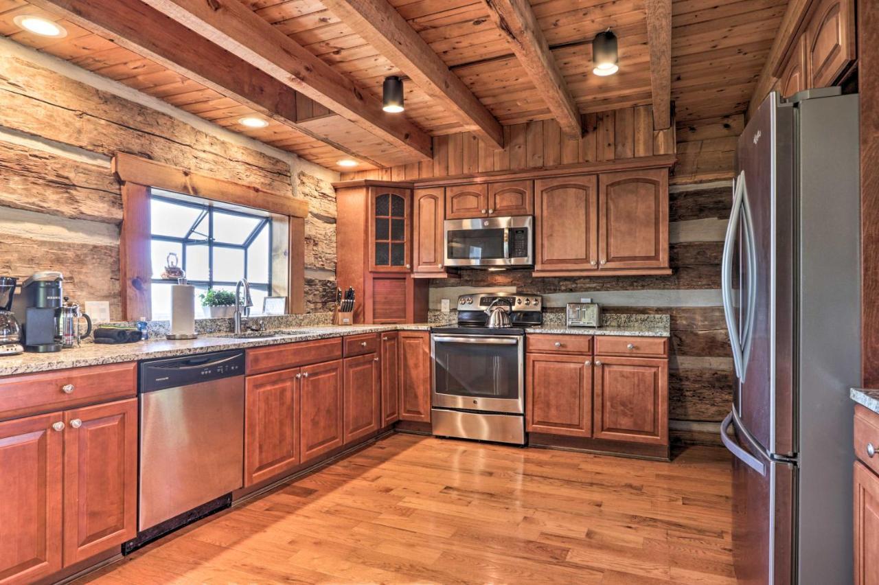 Upscale Deck, Fire Pit And Hot Tub * Gatlinburg