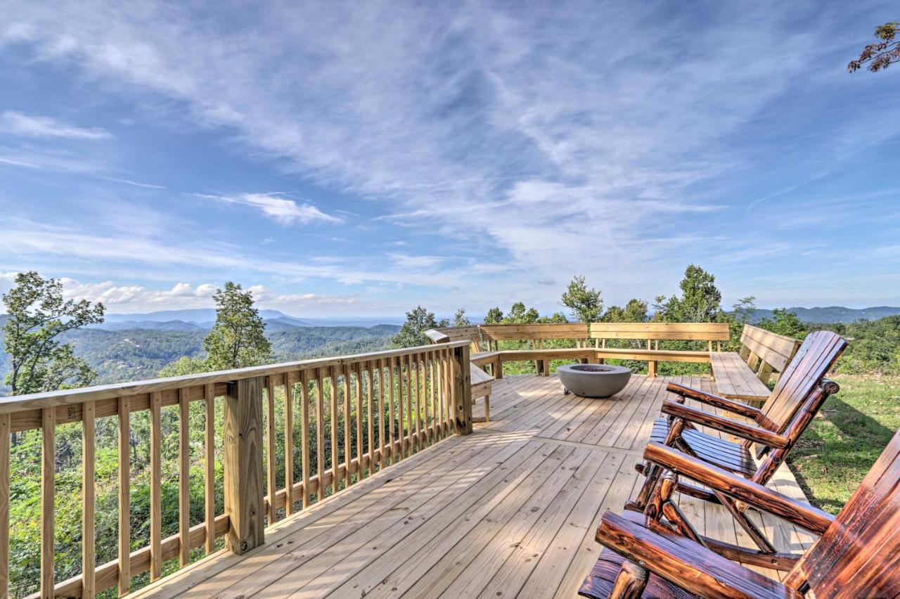 Upscale Deck, Fire Pit And Hot Tub Gatlinburg