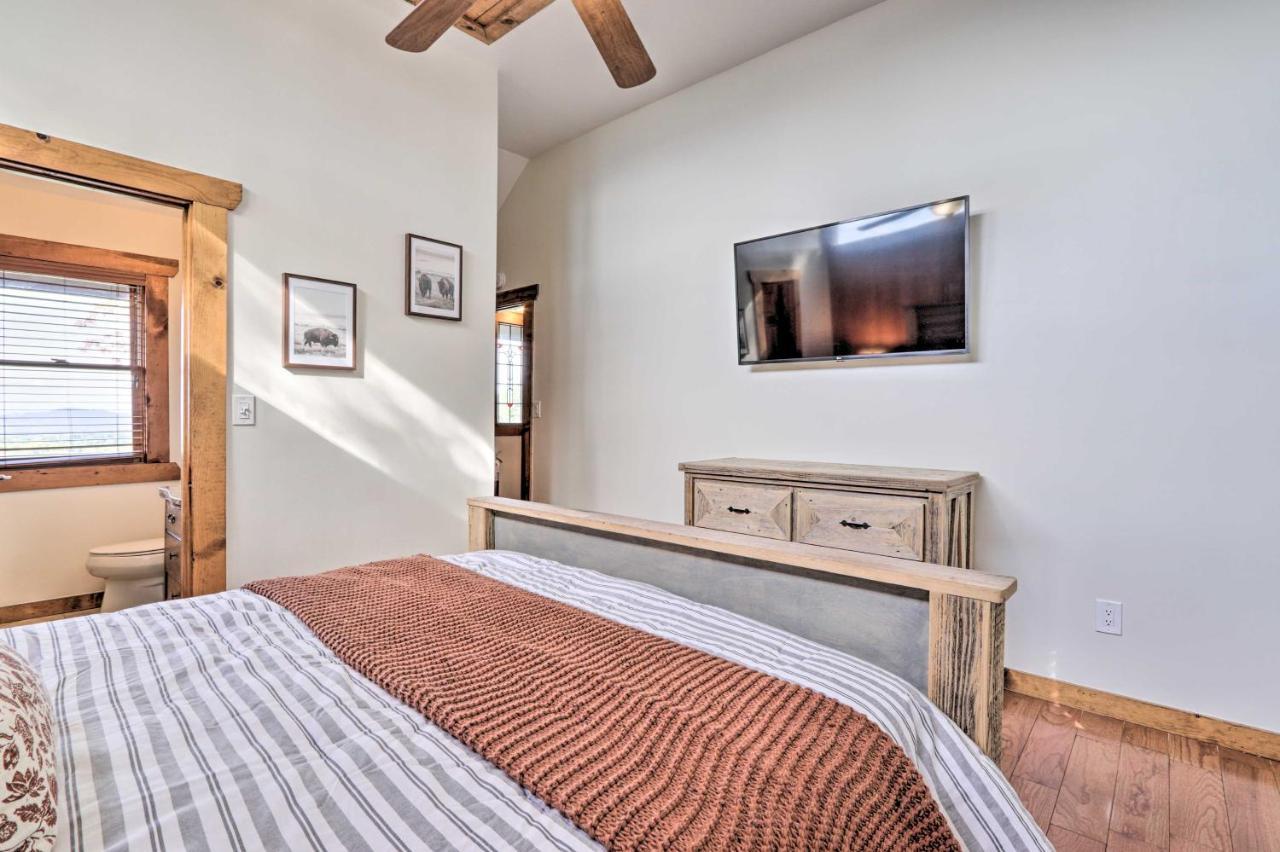 Upscale Deck, Fire Pit And Hot Tub * Gatlinburg