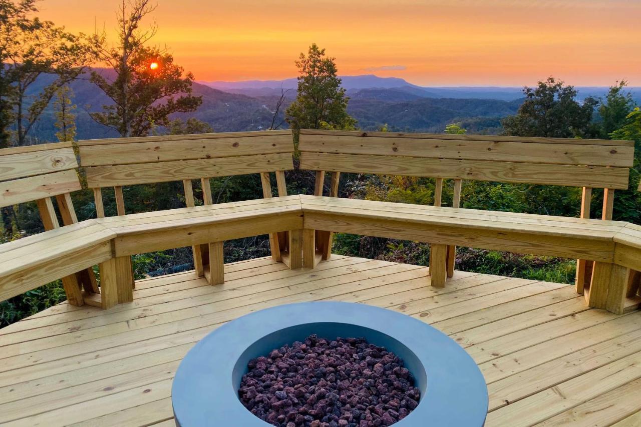Upscale Deck, Fire Pit And Hot Tub * Gatlinburg