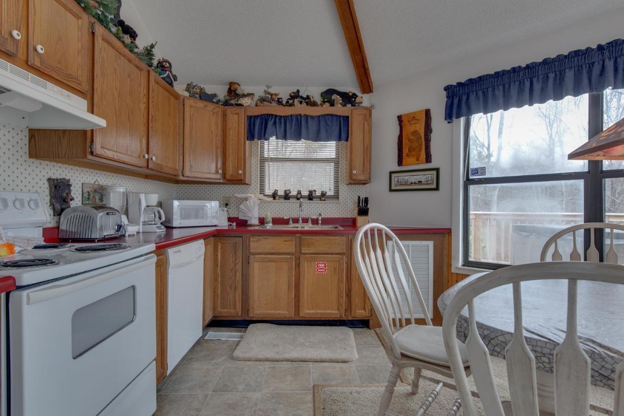 Bearadise 2, 2 Bedrooms, Pool Access, Hot Tub, Fireplace, Wifi, Sleeps 4 Holiday home *