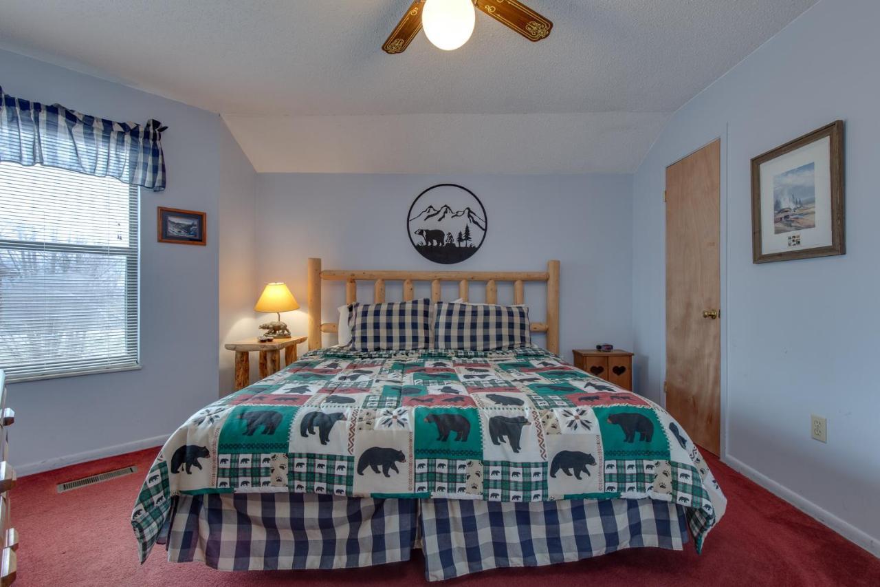 Bearadise 2, 2 Bedrooms, Pool Access, Hot Tub, Fireplace, Wifi, Sleeps 4 * Gatlinburg