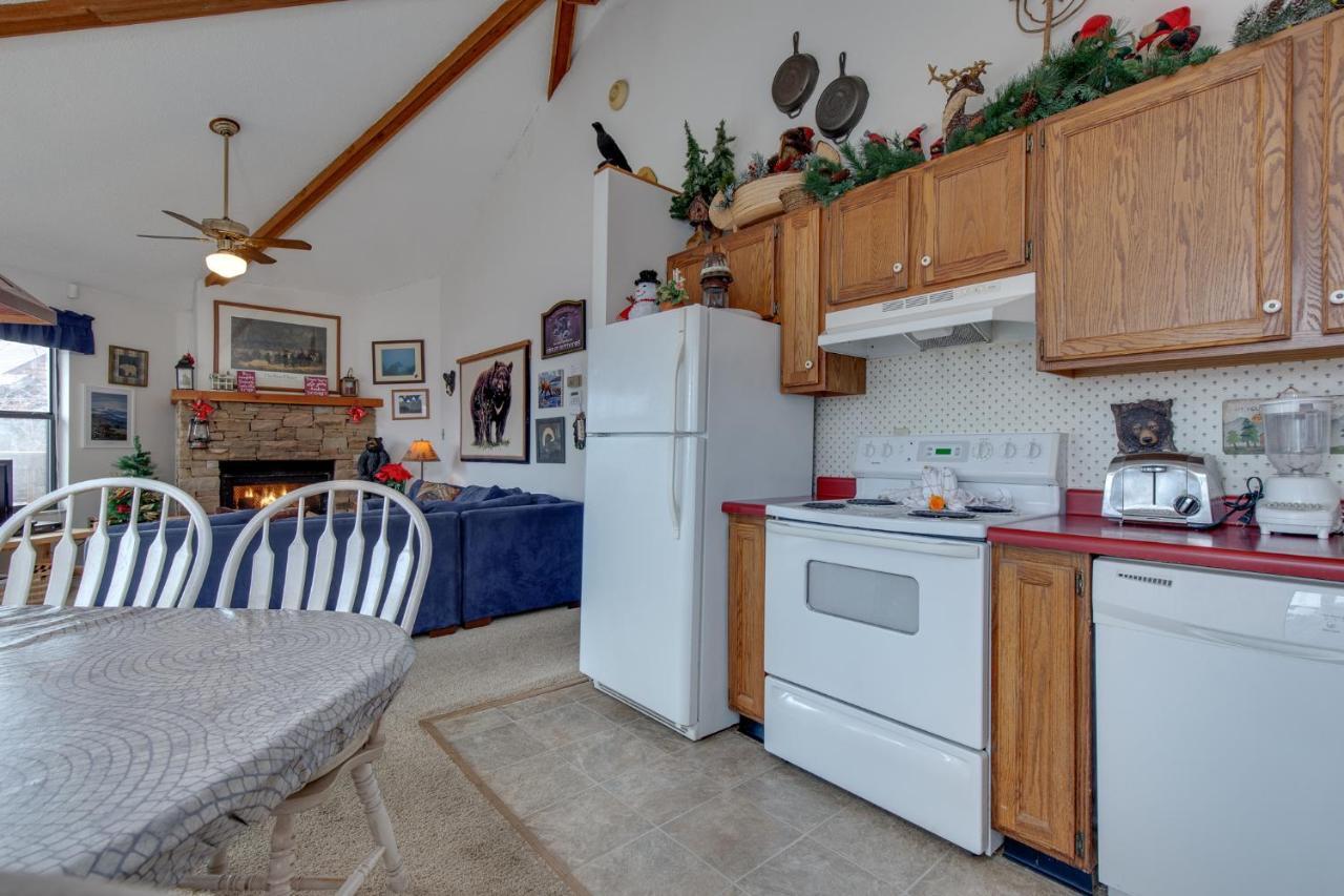 Bearadise 2, 2 Bedrooms, Pool Access, Hot Tub, Fireplace, Wifi, Sleeps 4 Holiday home Gatlinburg