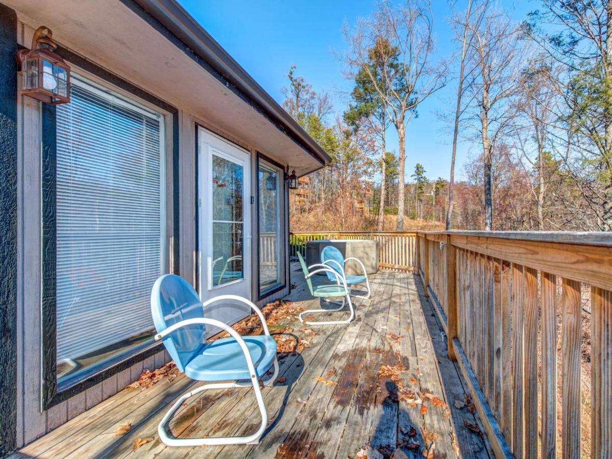 Bearadise 2, 2 Bedrooms, Pool Access, Hot Tub, Fireplace, Wifi, Sleeps 4 Holiday home *