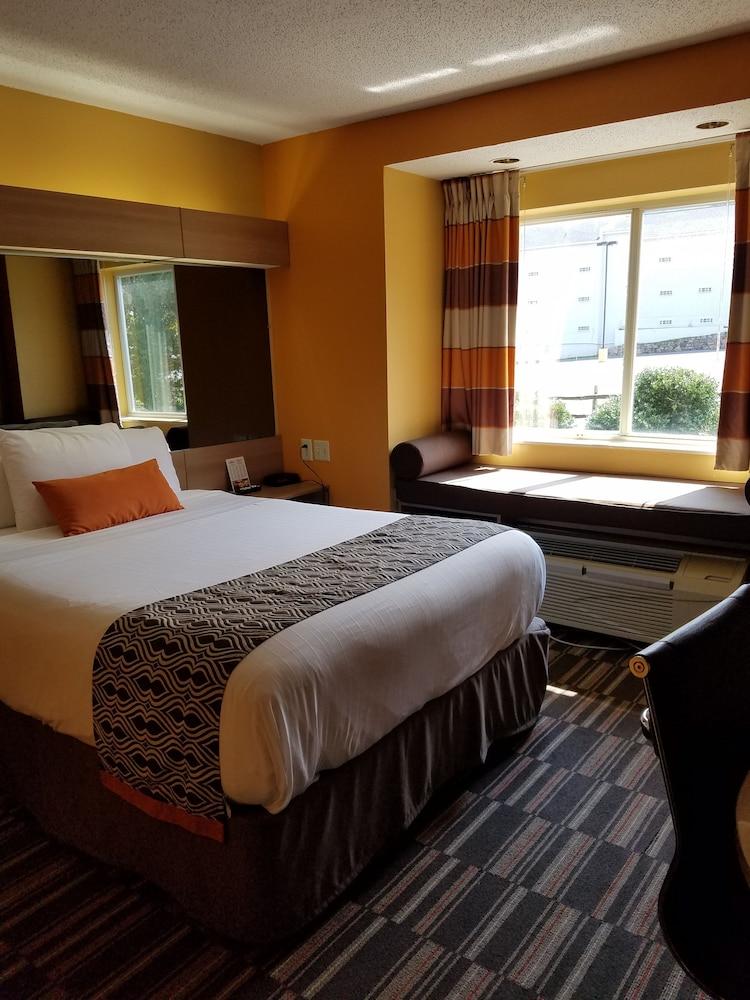 Microtel & By Wyndham Hotel 2*